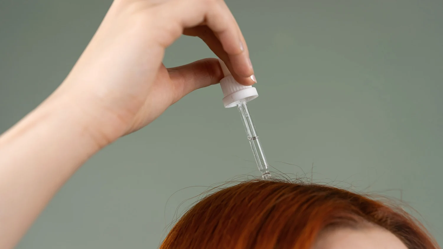 Cabelo masculino denso e saudável, visto por trás